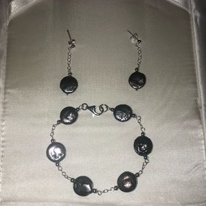Like brand new. Matching bracelet & earrings freashwater coin pearls.